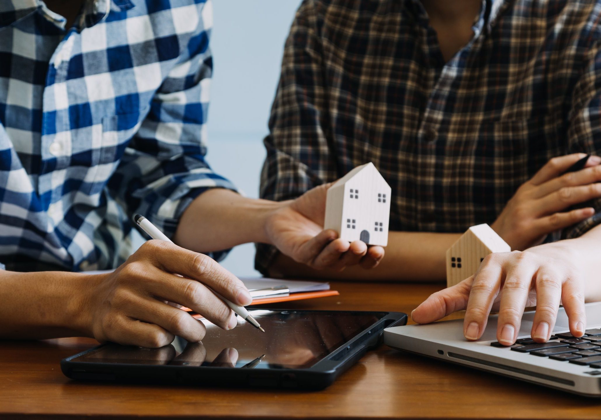 Signing home sales and insurance contracts with real estate agents, signing contracts to know the terms of buying and selling homes and real estate, contract signing ideas.