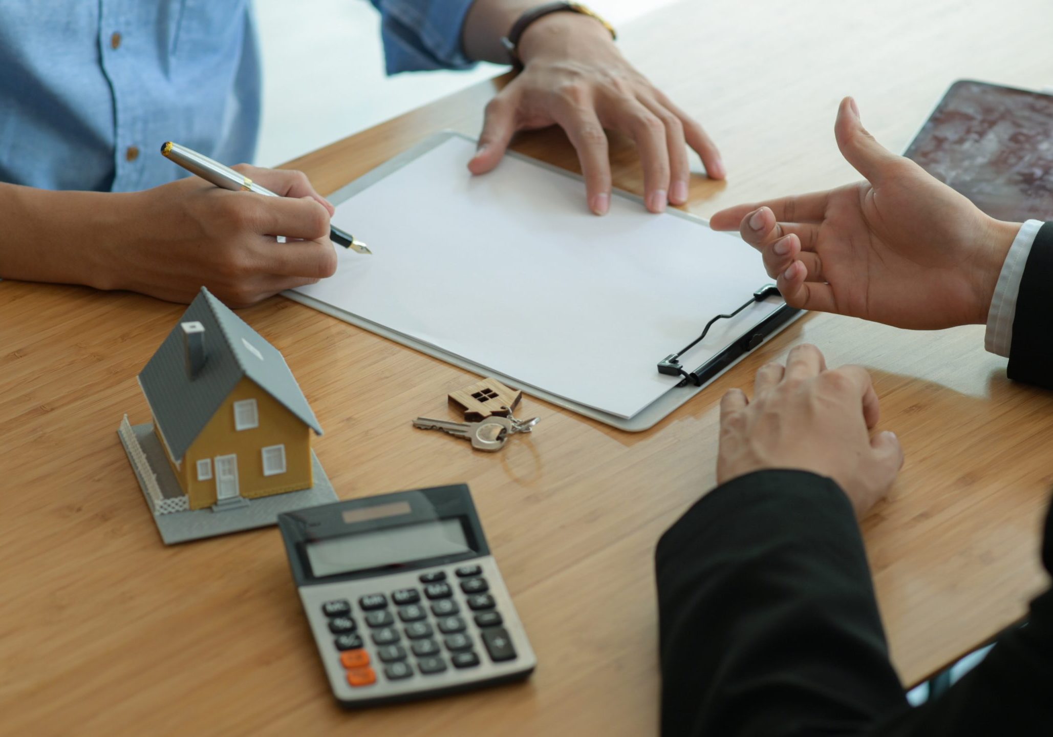 Insurance agents are introducing customers to sign real estate insurance contracts.